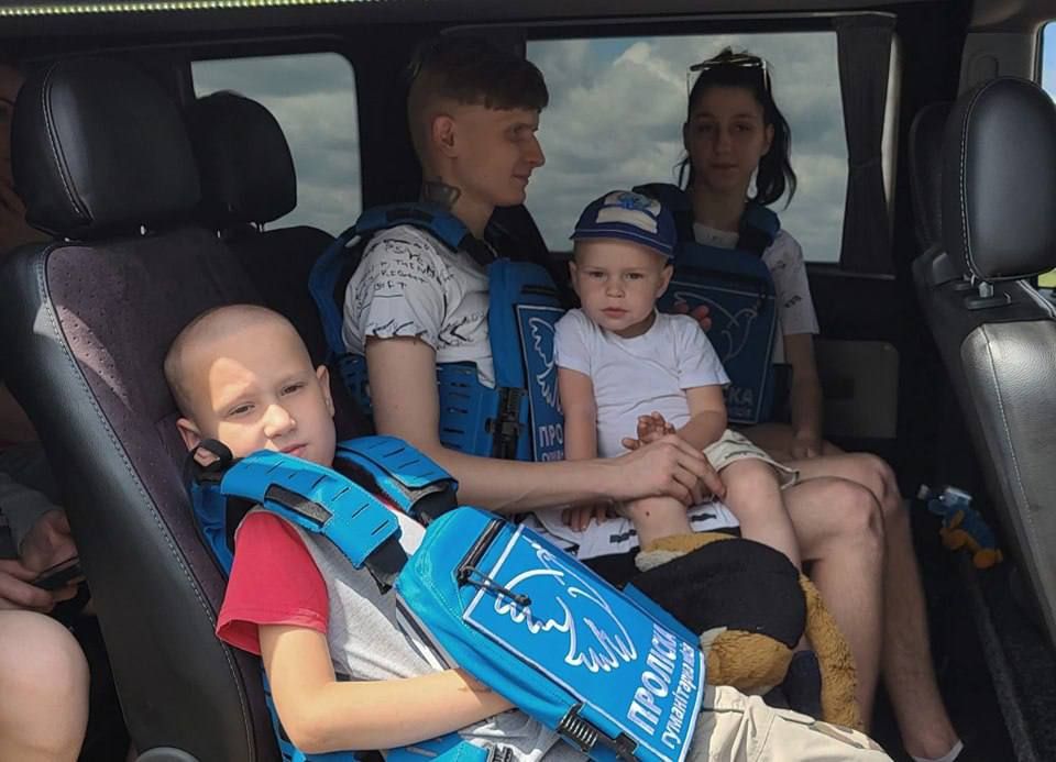 Как сообщают местные паблики, из прифронтовых сел Днепропетровщины эвакуировали 52 человека, из них 17 – дети Как сообщают местные паблики, из прифронтовых сел Днепропетровщины эвакуировали 52 человека, из них 17 – дети