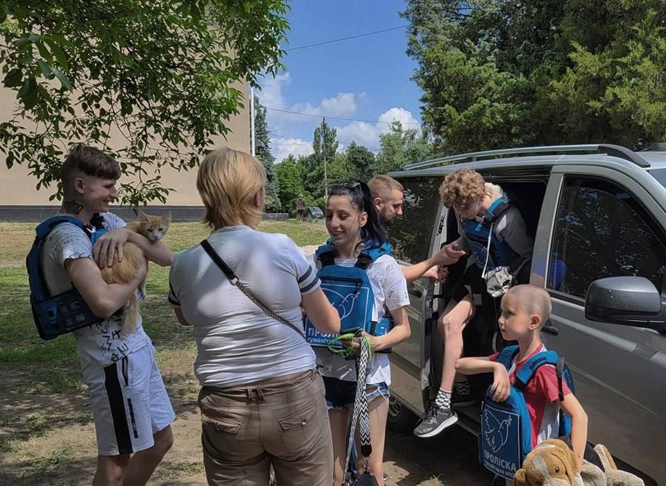 Как сообщают местные паблики, из прифронтовых сел Днепропетровщины эвакуировали 52 человека, из них 17 – дети Как сообщают местные паблики, из прифронтовых сел Днепропетровщины эвакуировали 52 человека, из них 17 – дети