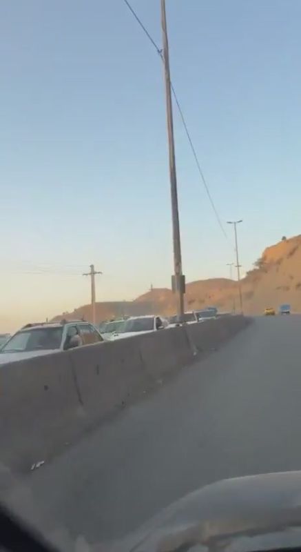 Жители Тегерана массово покидают город на фоне продолжающегося обмена ударами Ирана и Израиля