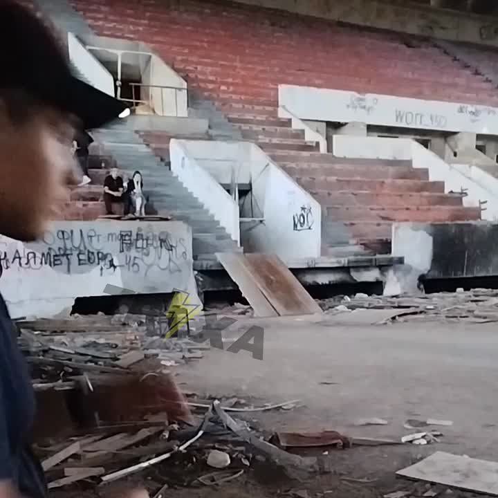 В заброшенном спорткомплексе "Метеор" молодёжь Днепропетровска давно проводит свой досуг