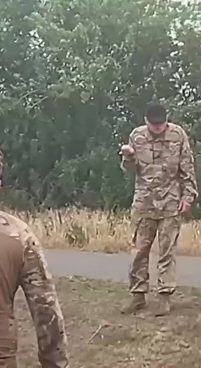 В селе Новотроицкое Новомосковского района два "воина света" залили свои рыла водкой, ходили по улице и стреляли из табельного оружия по дворам