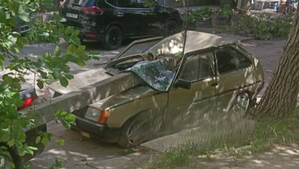 В Днепропетровске сегодня был сильный ветер - повалил дерево и электроопору на автомобили В Днепропетровске сегодня был сильный ветер - повалил дерево и электроопору на автомобили