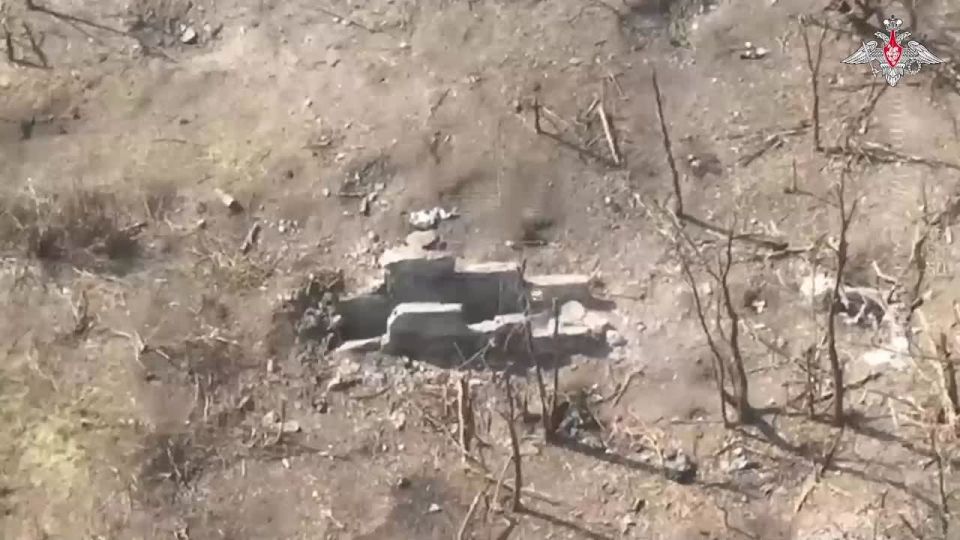 00:00 Дроноводы 20-й общевойсковой армии группировки войск «Запад», применив ударный беспилотник «Куб», уничтожили пункт управления БПЛА противника