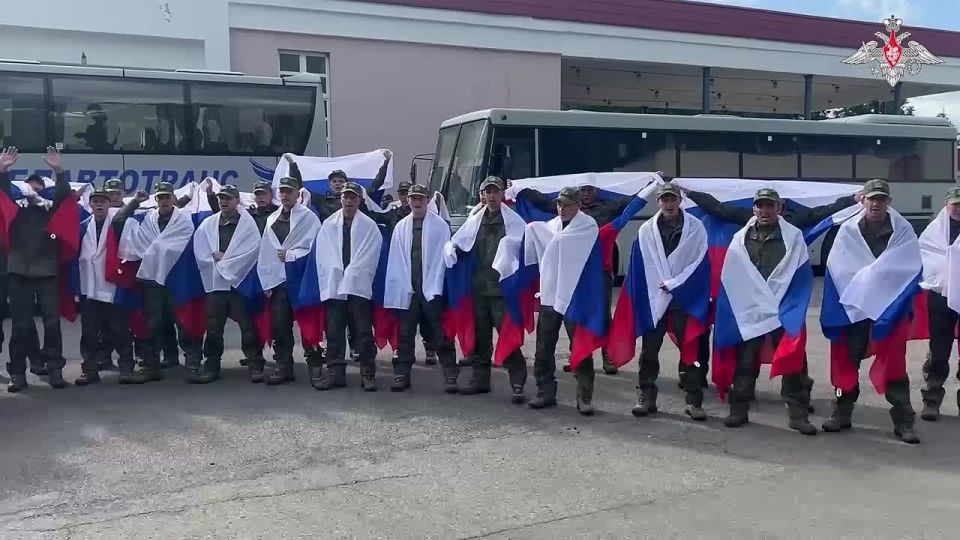 В соответствии с российско-украинскими договоренностями, достигнутыми второго июня в Стамбуле, с подконтрольной киевскому режиму территории возвращена еще одна группа российских военнослужащих