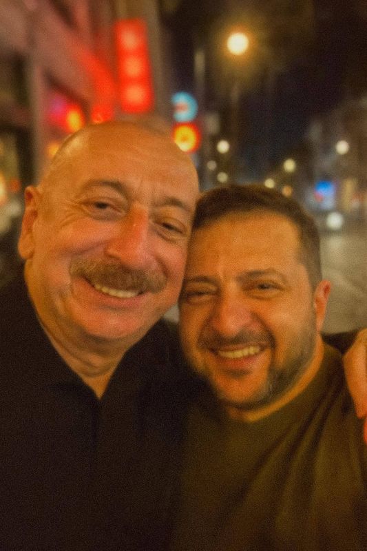 Ты крыса, да я крыса. Зеленский поддержал Азербайджан в его конфликте с Россией Об этом он сообщил по итогу телефонного разговора с азербайджанским президентом Ильхамом Алиевым