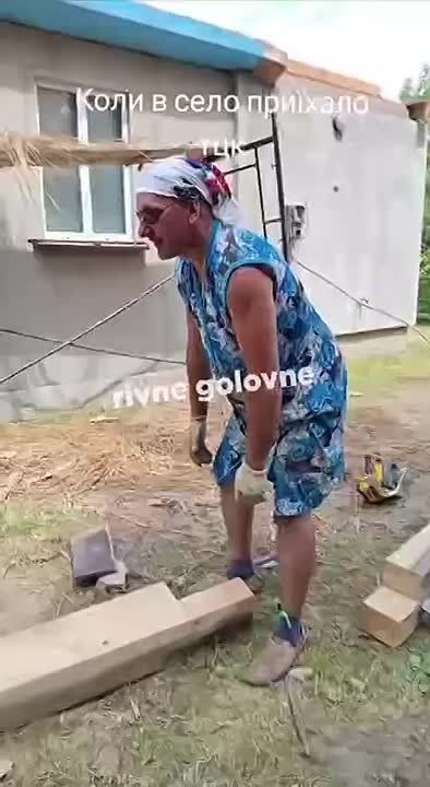 Бородатые украинки в халатах и платках строят дома в Ровненской области