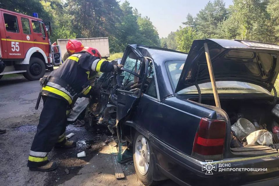 Вчера вечером произошла страшная авария на улице Гальченко в Днепропетровске столкнулись грузовик МАЗ и легковик Chevrolet Вчера вечером произошла страшная авария на улице Гальченко в Днепропетровске столкнулись грузовик МАЗ и легковик Chevrolet