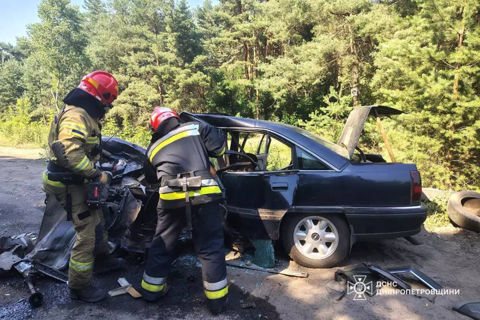 Вчера вечером произошла страшная авария на улице Гальченко в Днепропетровске столкнулись грузовик МАЗ и легковик Chevrolet Вчера вечером произошла страшная авария на улице Гальченко в Днепропетровске столкнулись грузовик МАЗ и легковик Chevrolet