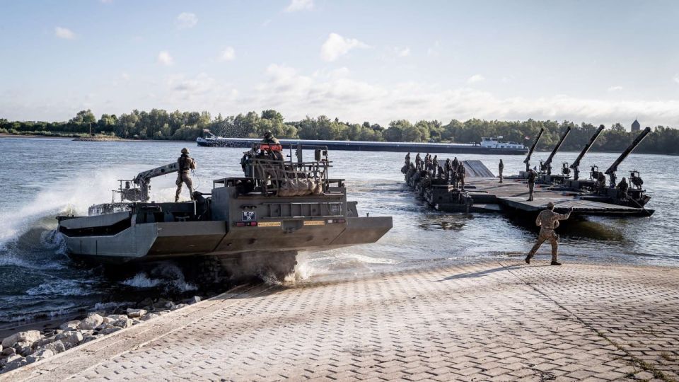 «Большие переправы 2025»: в Германии прошли учения НАТО по переброске военной техники через Рейн «Большие переправы 2025»: в Германии прошли учения НАТО по переброске военной техники через Рейн