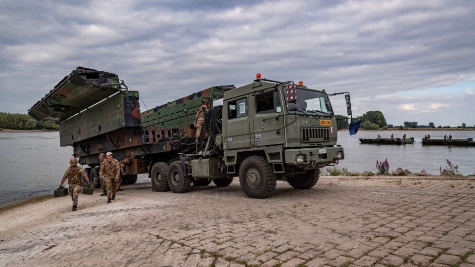 «Большие переправы 2025»: в Германии прошли учения НАТО по переброске военной техники через Рейн «Большие переправы 2025»: в Германии прошли учения НАТО по переброске военной техники через Рейн