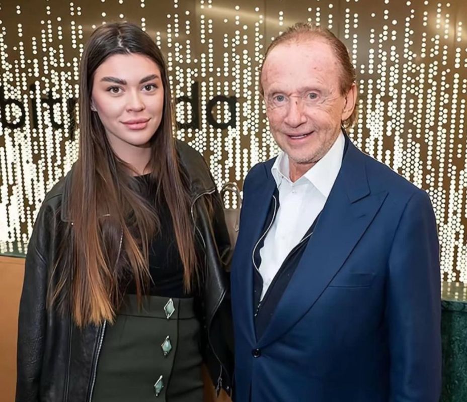 Монако. Престарелый мужчина пытается познакомиться со стоящей у ресторана со скучающим видом девушкой, она его сначала «отшивает», но когда подъезжает его «Порше», а швейцар ей что-то объясняет, она резко меняется в лице и... Монако. Престарелый мужчина пытается познакомиться со стоящей у ресторана со скучающим видом девушкой, она его сначала «отшивает», но когда подъезжает его «Порше», а швейцар ей что-то объясняет, она резко меняется в лице и...