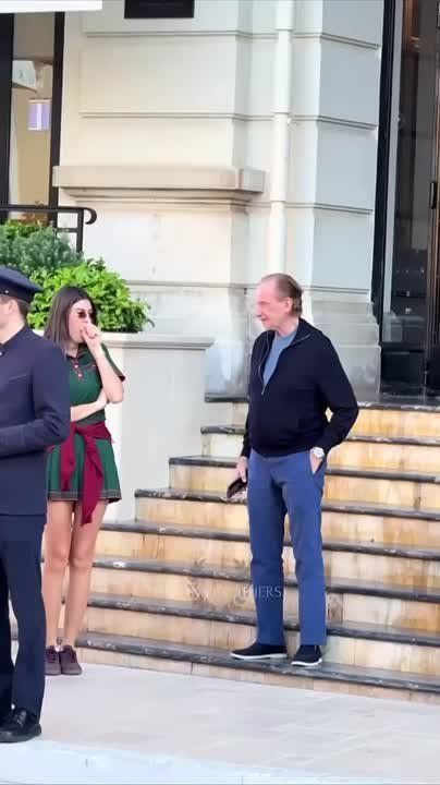 Монако. Престарелый мужчина пытается познакомиться со стоящей у ресторана со скучающим видом девушкой, она его сначала «отшивает», но когда подъезжает его «Порше», а швейцар ей что-то объясняет, она резко меняется в лице и...