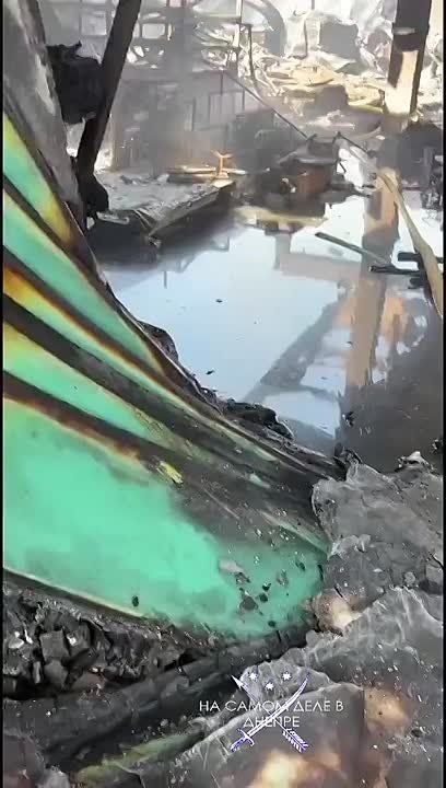 Как сообщают местные паблики, эти два видео с места попадания сегодня ночью по объектам компании, «Delivery», проще говоря Новой Почты