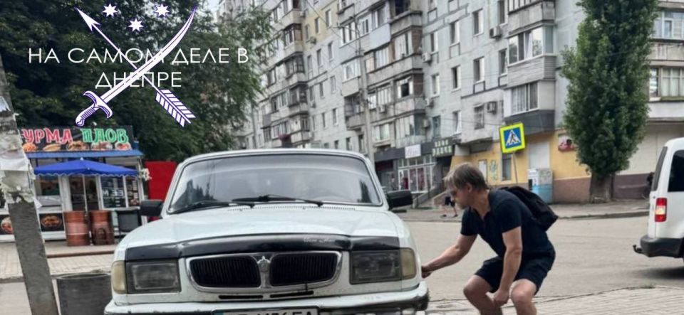 В Днепропетровске на 12 квартале объявился местный мститель, который наказывает за неправильную парковку, прорезая шины ножом В Днепропетровске на 12 квартале объявился местный мститель, который наказывает за неправильную парковку, прорезая шины ножом