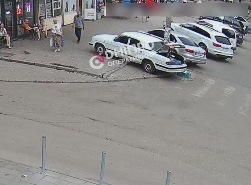 В Днепропетровске на 12 квартале объявился местный мститель, который наказывает за неправильную парковку, прорезая шины ножом