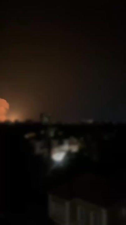 В соцсетях публикуют видео массированной атаки ВС РФ по объектам ВСУ и военной промышленности в Одессе и Одесской области