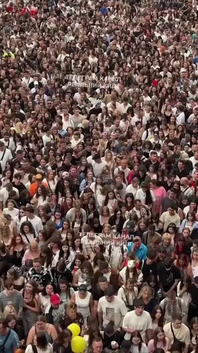 Вчера на киевском фестивале Atlas Festival началась воздушная тревога и огромная толпа народа шла в укрытия