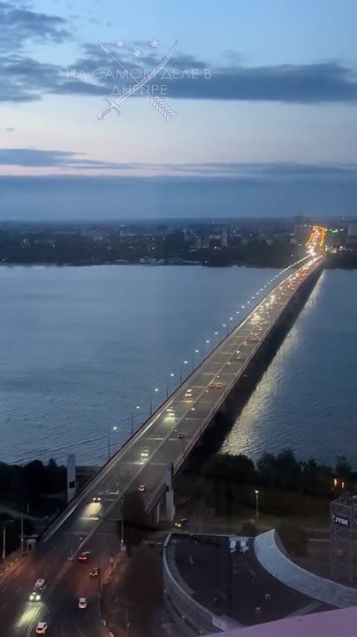 Солнце алым яблоком заката