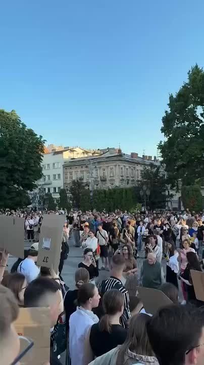В Киеве, Львове, Днепропетровске проходят протесты против закона, который фактически ликвидирует независимость антикорупционных органов НАБУ и САП. Толпа призывает главного коррупционера Зеленского ветировать закон...