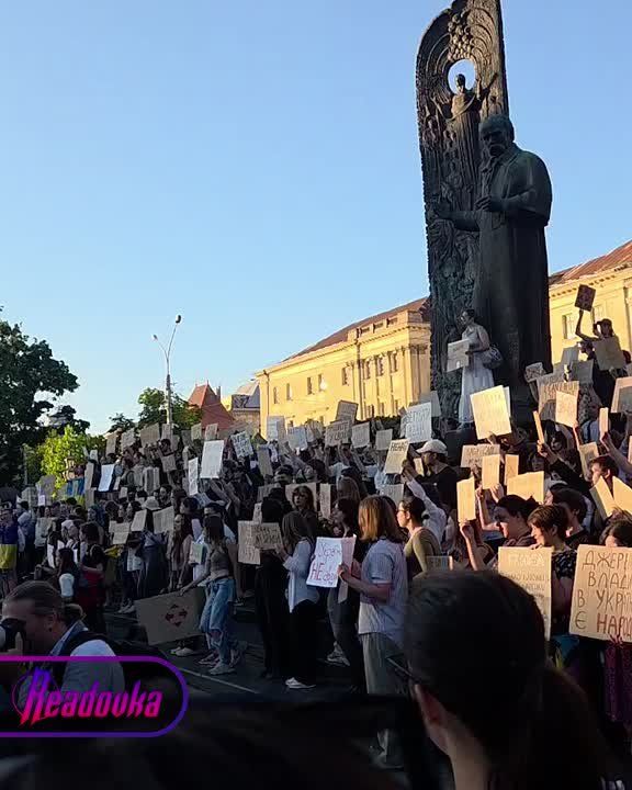 «Руки геть от НАБУ»: в крупных городах Украины начались стихийные митинги после ликвидации антикоррупционных структур
