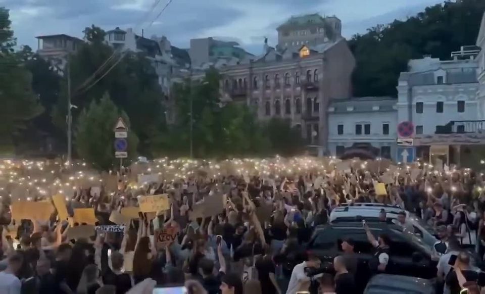 Почему антикоррупционные митинги на Украине собирают десятки тысяч, а требования семей погибших солдат остаются без голоса?