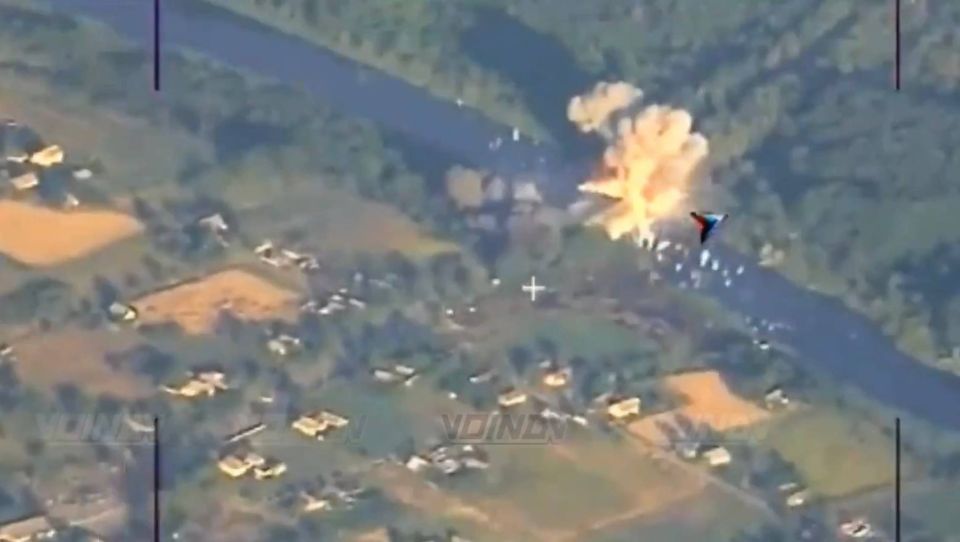 Уничтожение ударами ФАБ-500 с УМПК очередного моста через реку Волчья, соединяющего населённый пункт Искра в ДНР с Днепропетровской областью Уничтожение ударами ФАБ-500 с УМПК очередного моста через реку Волчья, соединяющего населённый пункт Искра в ДНР с Днепропетровской областью