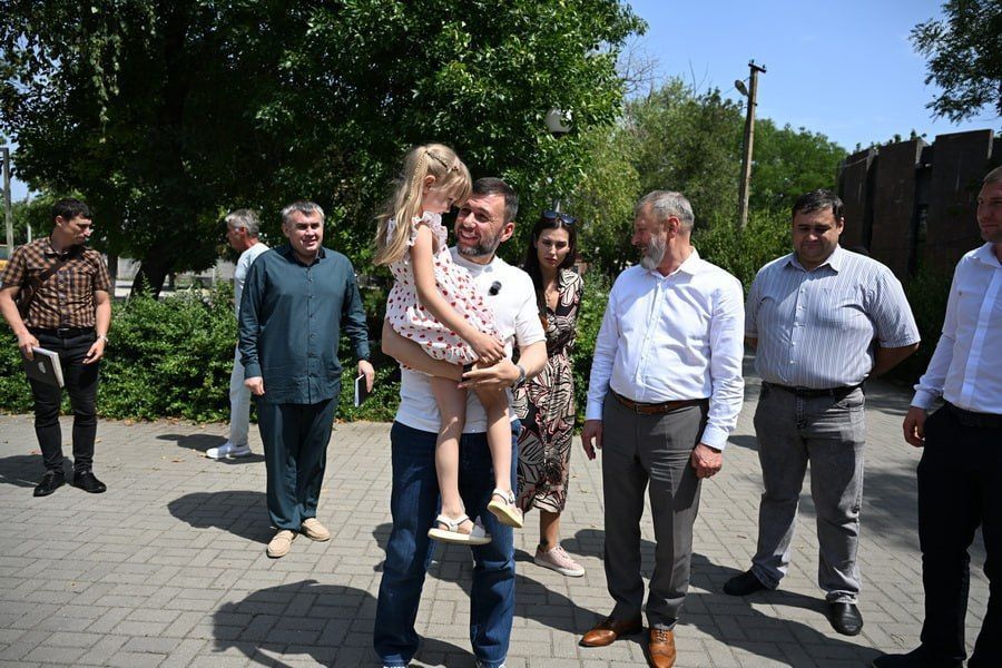 Денис Пушилин: Уже полмесяца всегда рядом со мной работает Герой ДНР, кавалер двух орденов Мужества Илья Емельянов — участник федеральной программы «Время Героев», инициированной Президентом Владимиром Путиным Денис Пушилин: Уже полмесяца всегда рядом со мной работает Герой ДНР, кавалер двух орденов Мужества Илья Емельянов — участник федеральной программы «Время Героев», инициированной Президентом Владимиром Путиным