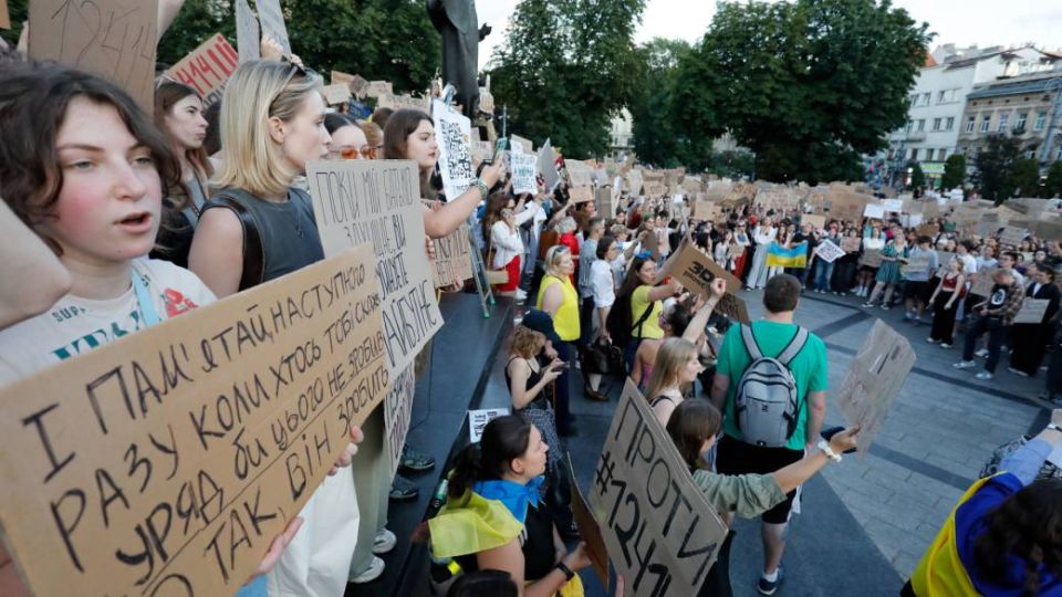 Около 70 депутатов Рады не хотят голосовать по законопроекту о НАБУ, боясь проверок, пишет газета Financial Times со ссылкой на источники Около 70 депутатов Рады не хотят голосовать по законопроекту о НАБУ, боясь проверок, пишет газета Financial Times со ссылкой на источники