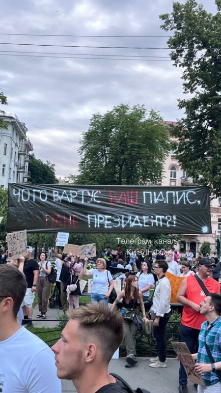 Майдан продолжается 3-й день — тысячи украинцев снова вышли на улицы крупнейших городов страны Майдан продолжается 3-й день — тысячи украинцев снова вышли на улицы крупнейших городов страны