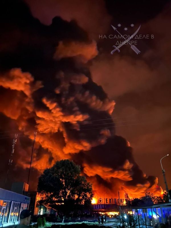 В ходе ночной комбинированной операции российские силы нанесли серию ударов баллистическим ракетным вооружением и ударными БпЛА «Герань-2» по ключевым объектам ВПК, энергетики и тяжёлой промышленности Украины