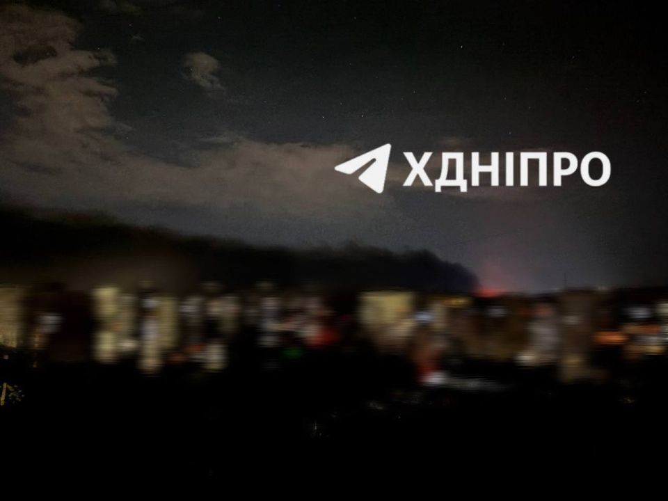 Днепропетровск.. Массированный удар с применением десятков баллистических и крылатых ракет ОТРК "Искандер", а также дронов "Герань-2". В городе пожары, небо окутано дымом