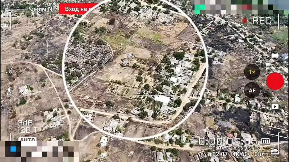 Херсонское направление.. н.п.Садовое. При России такого не было.На кадрах объективного контроля момент уничтожения ПУ БПЛа артиллерией 18 ОА ГВ "Днепр". Отличная работа всех смежных групп