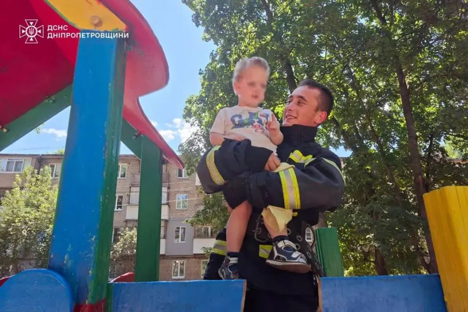 В Днепропетровской области 2-летний мальчик застрял в горке В Днепропетровской области 2-летний мальчик застрял в горке