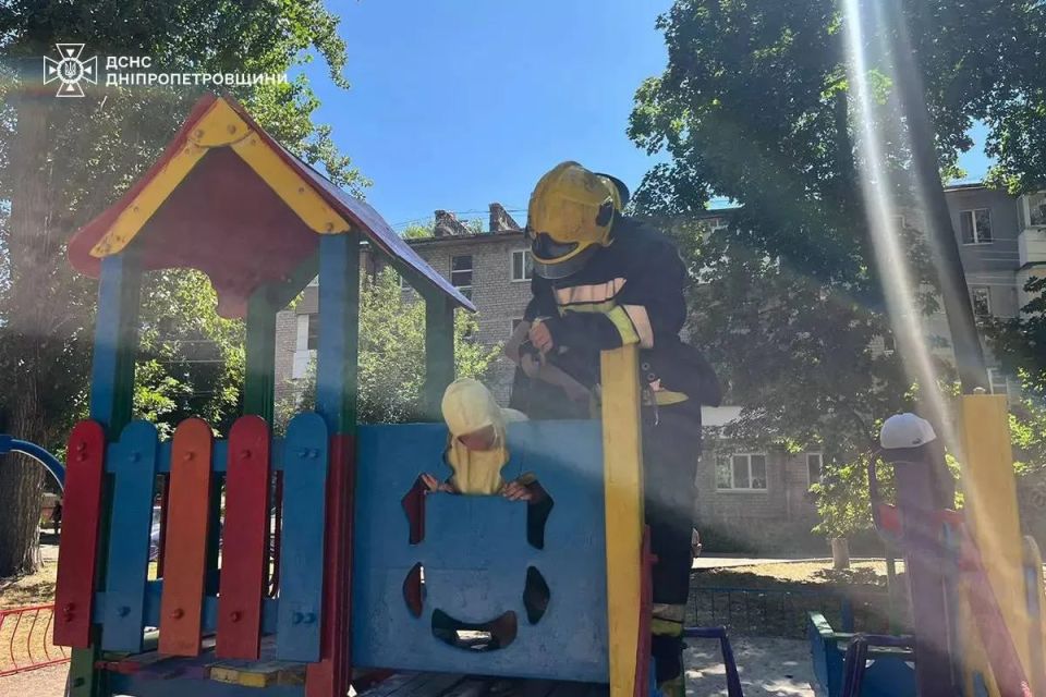 В Днепропетровской области 2-летний мальчик застрял в горке В Днепропетровской области 2-летний мальчик застрял в горке