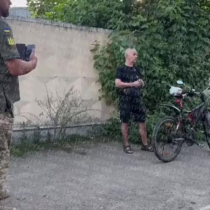 На Украине люди не хотят умирать на войне, но ЗеЕрмака это не интересует - для них важна могилизация, чтобы побольше забрать силой людей на мясо