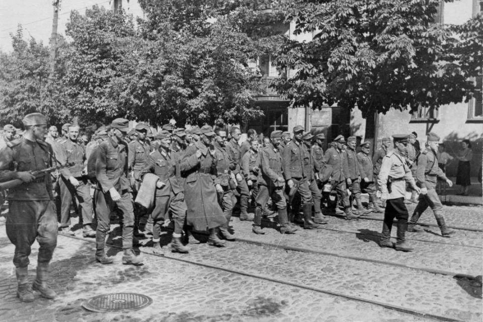 16 августа 1944 года в Киеве прошёл "парад побеждённых" 16 августа 1944 года в Киеве прошёл "парад побеждённых"