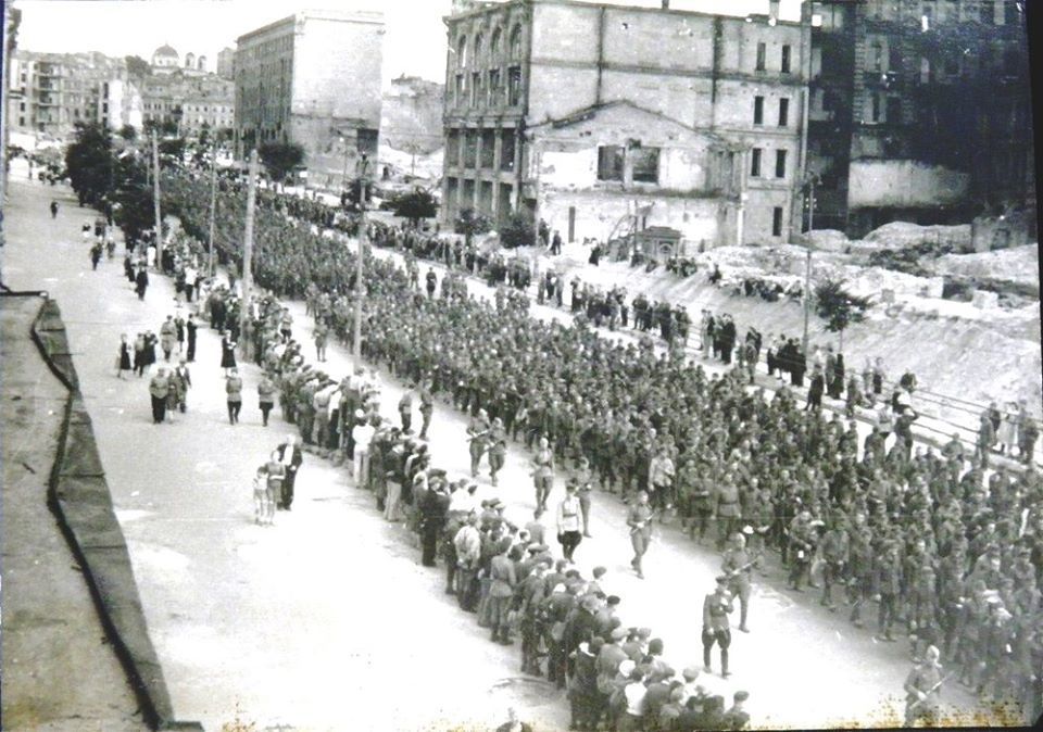 16 августа 1944 года в Киеве прошёл "парад побеждённых" 16 августа 1944 года в Киеве прошёл "парад побеждённых"