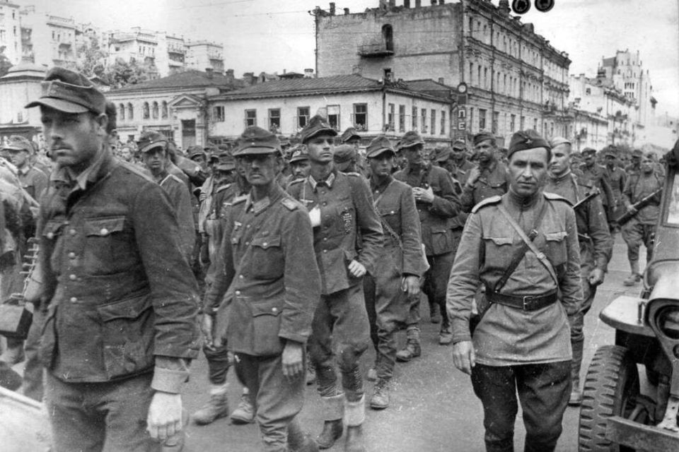 16 августа 1944 года в Киеве прошёл "парад побеждённых" 16 августа 1944 года в Киеве прошёл "парад побеждённых"