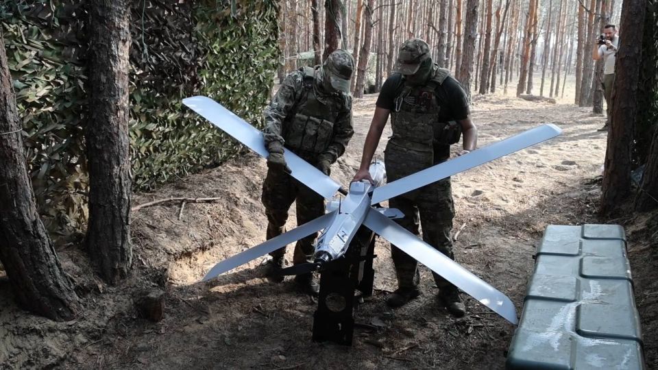 Расчёт разведывательного дивизиона 52-й артиллерийской бригады ВДВ группировки войск «Днепр» готовит к боевому применению барражирующий боеприпас «Изделие 51» семейства «Ланцет» Расчёт разведывательного дивизиона 52-й артиллерийской бригады ВДВ группировки войск «Днепр» готовит к боевому применению барражирующий боеприпас «Изделие 51» семейства «Ланцет»