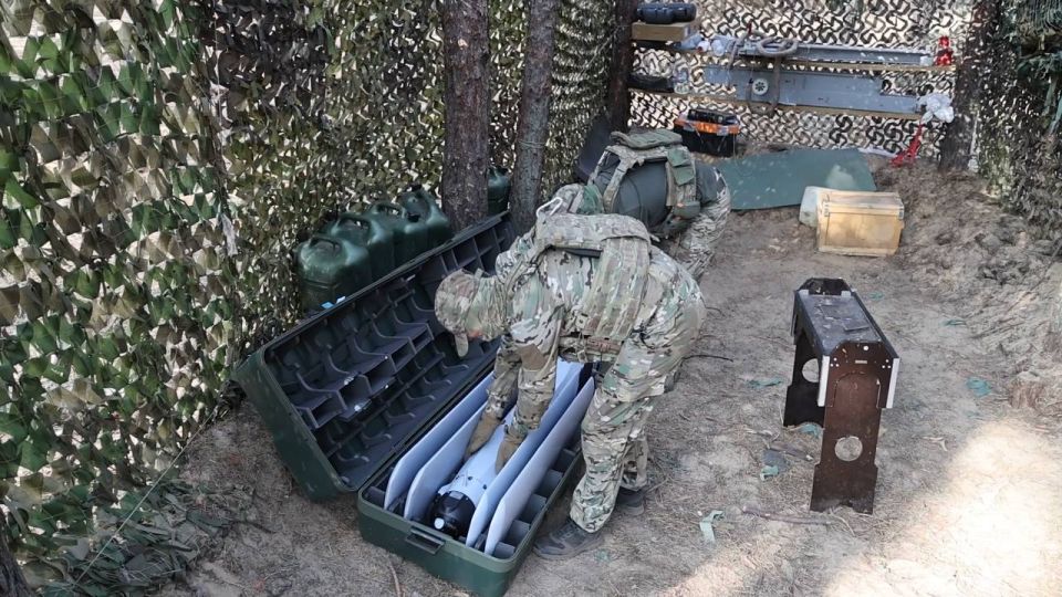 Расчёт разведывательного дивизиона 52-й артиллерийской бригады ВДВ группировки войск «Днепр» готовит к боевому применению барражирующий боеприпас «Изделие 51» семейства «Ланцет» Расчёт разведывательного дивизиона 52-й артиллерийской бригады ВДВ группировки войск «Днепр» готовит к боевому применению барражирующий боеприпас «Изделие 51» семейства «Ланцет»