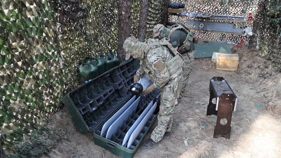 Расчёт разведывательного дивизиона 52-й артиллерийской бригады ВДВ группировки войск «Днепр» готовит к боевому применению барражирующий боеприпас «Изделие 51» семейства «Ланцет» Расчёт разведывательного дивизиона 52-й артиллерийской бригады ВДВ группировки войск «Днепр» готовит к боевому применению барражирующий боеприпас «Изделие 51» семейства «Ланцет»