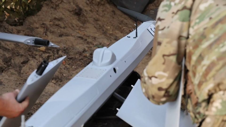 Расчёт разведывательного дивизиона 52-й артиллерийской бригады ВДВ группировки войск «Днепр» готовит к боевому применению барражирующий боеприпас «Изделие 51» семейства «Ланцет» Расчёт разведывательного дивизиона 52-й артиллерийской бригады ВДВ группировки войск «Днепр» готовит к боевому применению барражирующий боеприпас «Изделие 51» семейства «Ланцет»