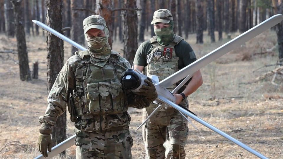 Расчёт разведывательного дивизиона 52-й артиллерийской бригады ВДВ группировки войск «Днепр» готовит к боевому применению барражирующий боеприпас «Изделие 51» семейства «Ланцет» Расчёт разведывательного дивизиона 52-й артиллерийской бригады ВДВ группировки войск «Днепр» готовит к боевому применению барражирующий боеприпас «Изделие 51» семейства «Ланцет»