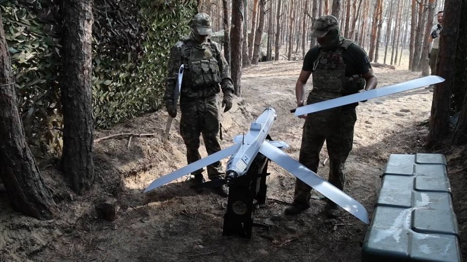 Расчёт разведывательного дивизиона 52-й артиллерийской бригады ВДВ группировки войск «Днепр» готовит к боевому применению барражирующий боеприпас «Изделие 51» семейства «Ланцет» Расчёт разведывательного дивизиона 52-й артиллерийской бригады ВДВ группировки войск «Днепр» готовит к боевому применению барражирующий боеприпас «Изделие 51» семейства «Ланцет»