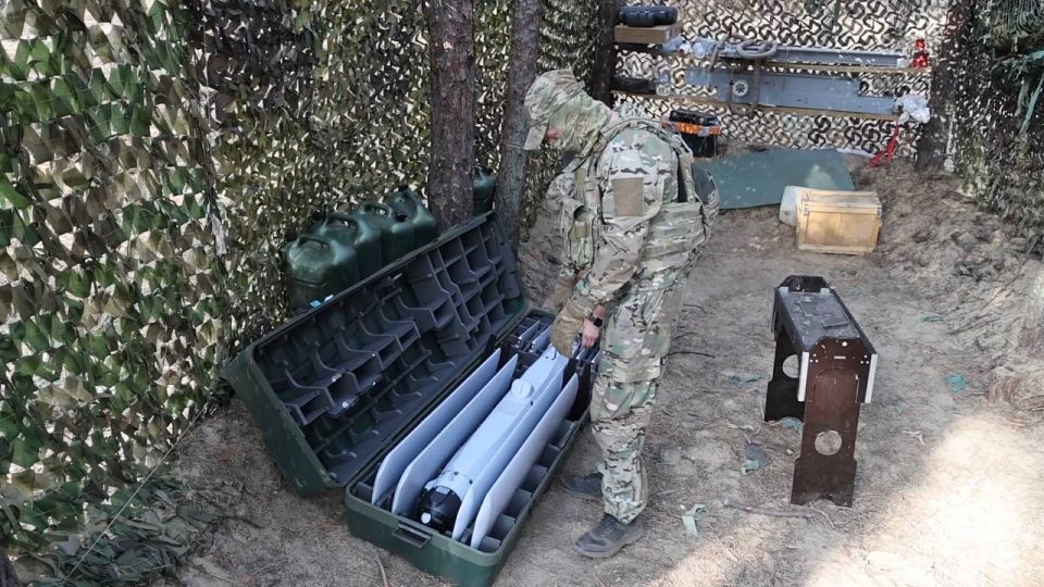 Расчёт разведывательного дивизиона 52-й артиллерийской бригады ВДВ группировки войск «Днепр» готовит к боевому применению барражирующий боеприпас «Изделие 51» семейства «Ланцет» Расчёт разведывательного дивизиона 52-й артиллерийской бригады ВДВ группировки войск «Днепр» готовит к боевому применению барражирующий боеприпас «Изделие 51» семейства «Ланцет»