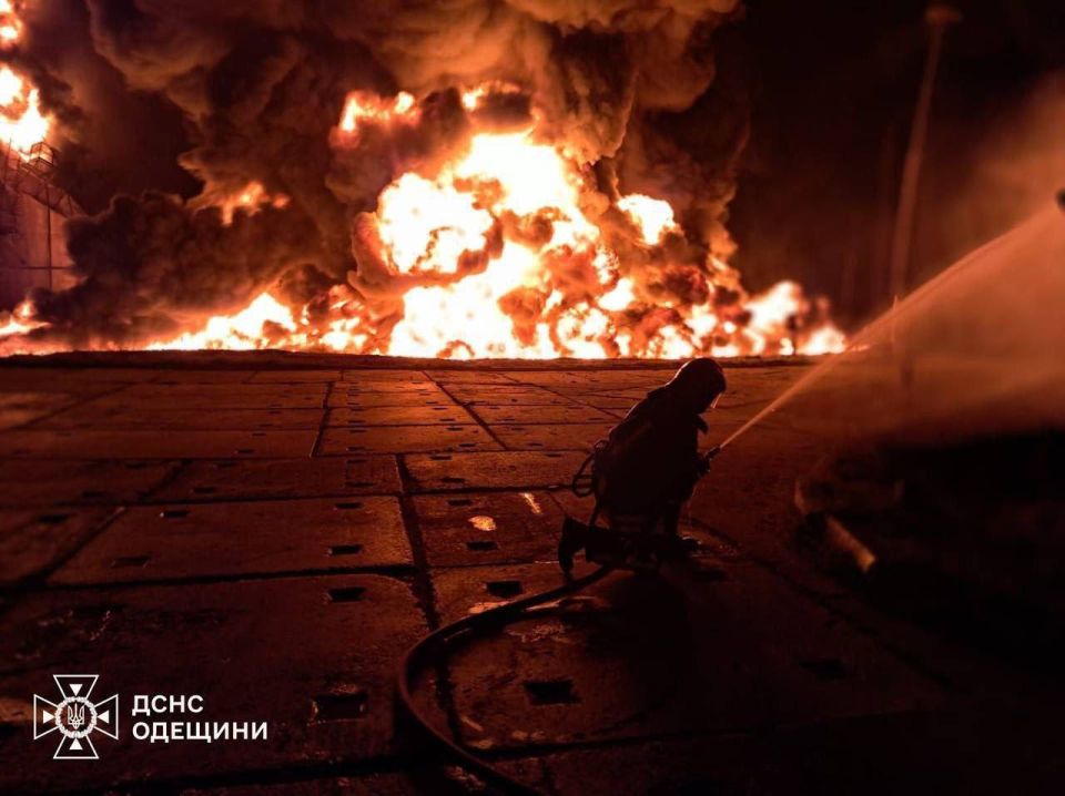 Алексей Живов: Российские войска нанесли удар по крупнейшей нефтебазе Triton в Одесской области Алексей Живов: Российские войска нанесли удар по крупнейшей нефтебазе Triton в Одесской области