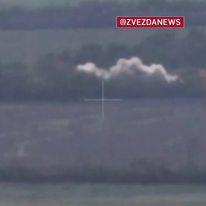 Артиллеристы знают, как показать свою установку во всей красе — на кадрах мощная работа "Мста-Б" по уничтожению замаскированных позиций противника и пунктов управления БПЛА