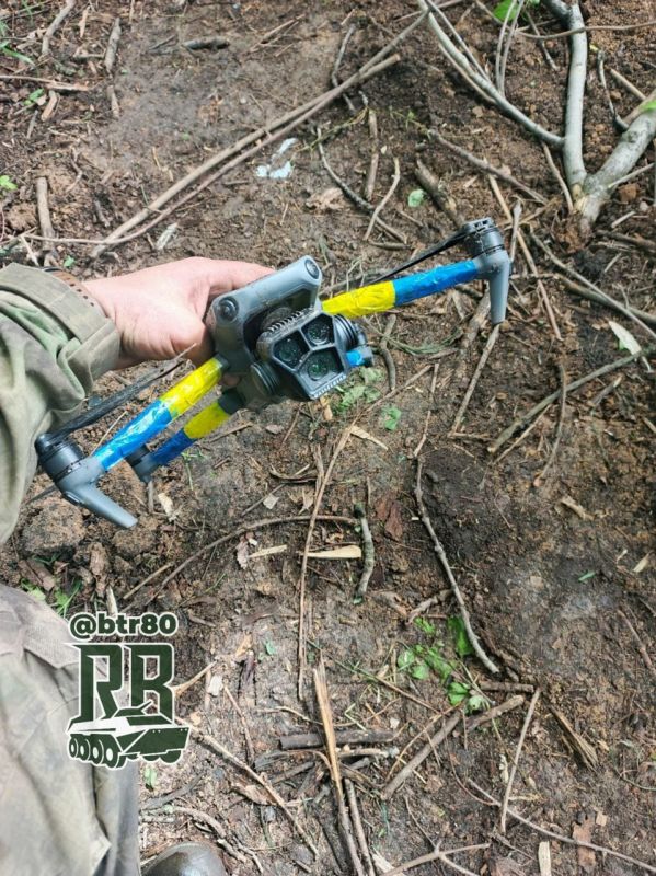 Бойцы группировки "Центр" показывают новые трофеи с Днепропетровского направления Бойцы группировки "Центр" показывают новые трофеи с Днепропетровского направления