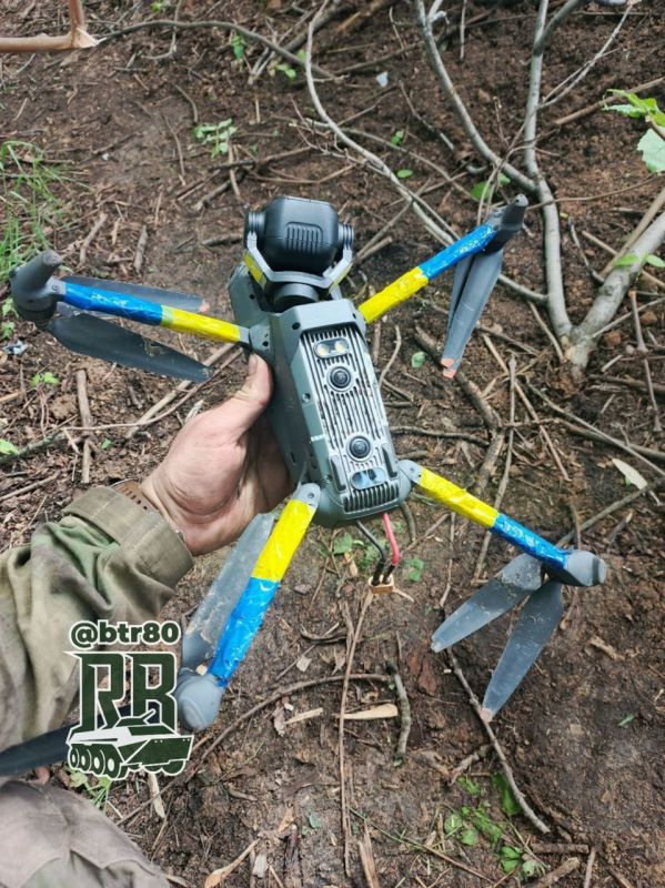 Бойцы группировки "Центр" показывают новые трофеи с Днепропетровского направления Бойцы группировки "Центр" показывают новые трофеи с Днепропетровского направления