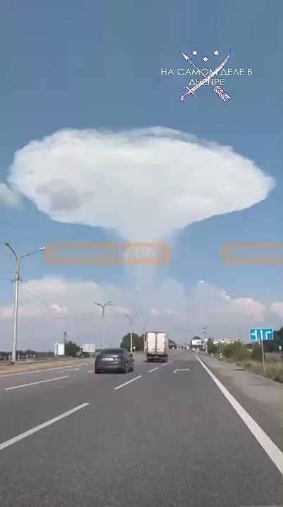 Вчера облака в Днепропетровске образовали причудливую форму